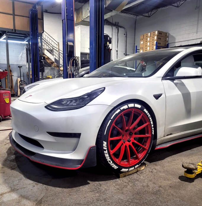 Pose de mags dans le garage Expert | VE sur un Tesla.